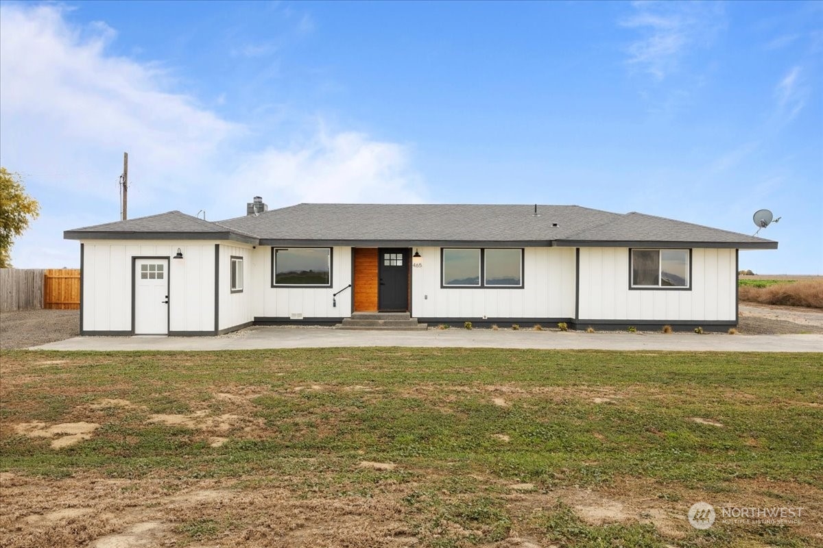 465 South Lemaster Road Othello, WA 99344 - Photo 4 of 40 a front view of a house with a garden