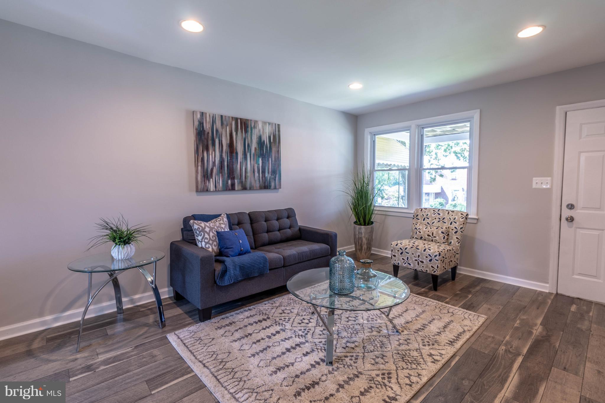 4425 Manorview Road Baltimore, MD 21229 - Photo 3 of 26 Living Room