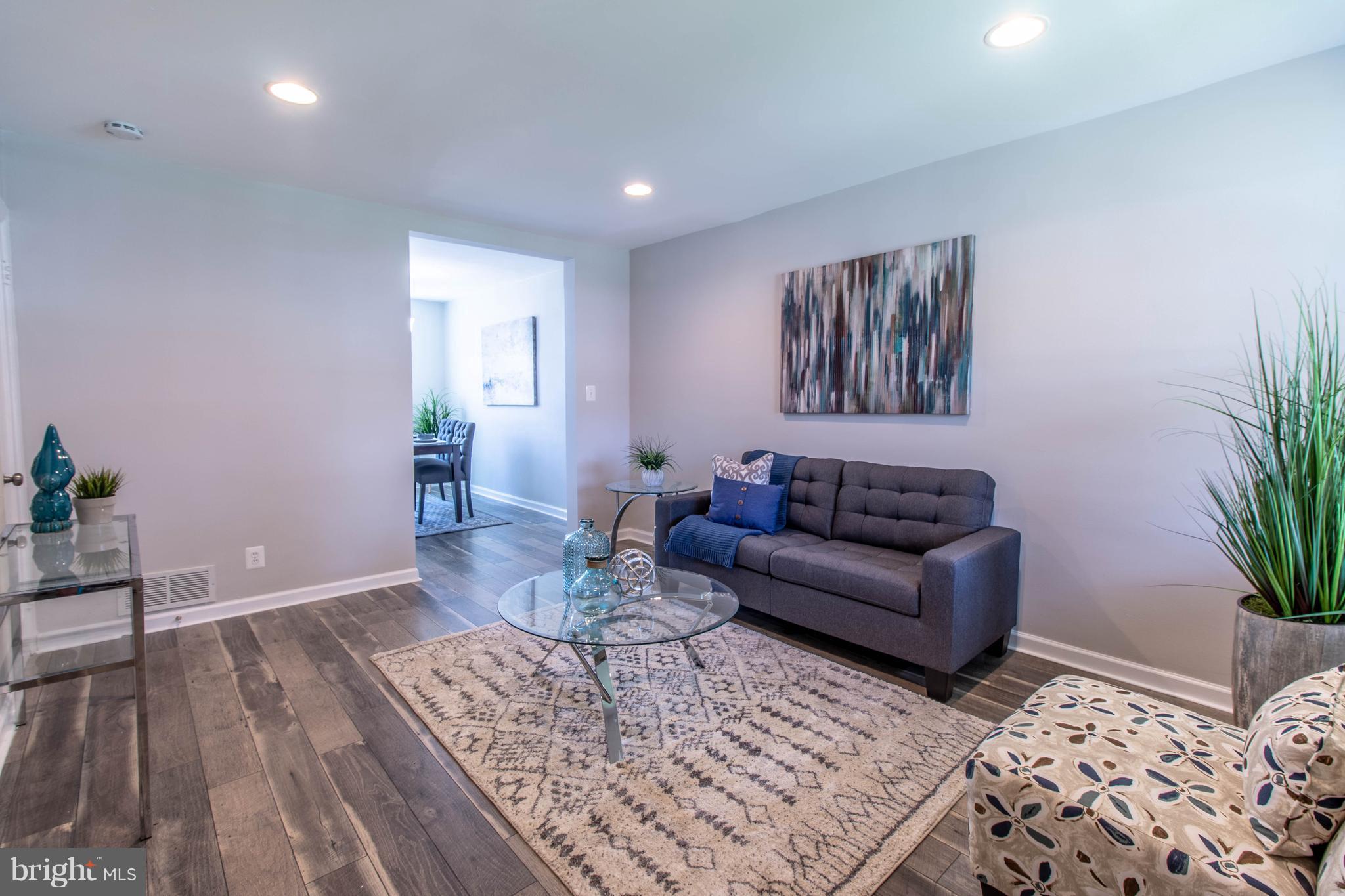 4425 Manorview Road Baltimore, MD 21229 - Photo 4 of 26 Living Room
