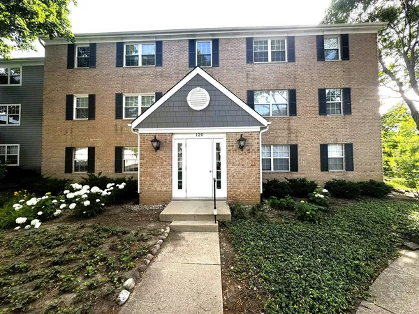 $2,350 | 120 East Winchester Road, Unit C, Libertyville, IL 60048