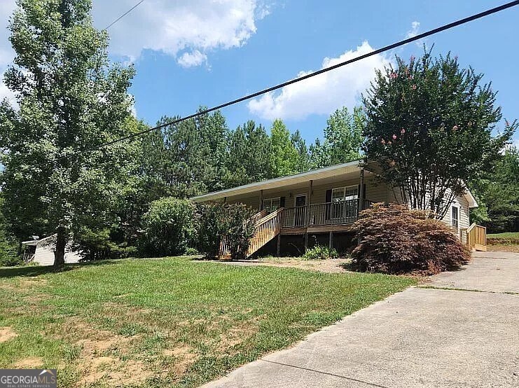 a view of a house with a yard