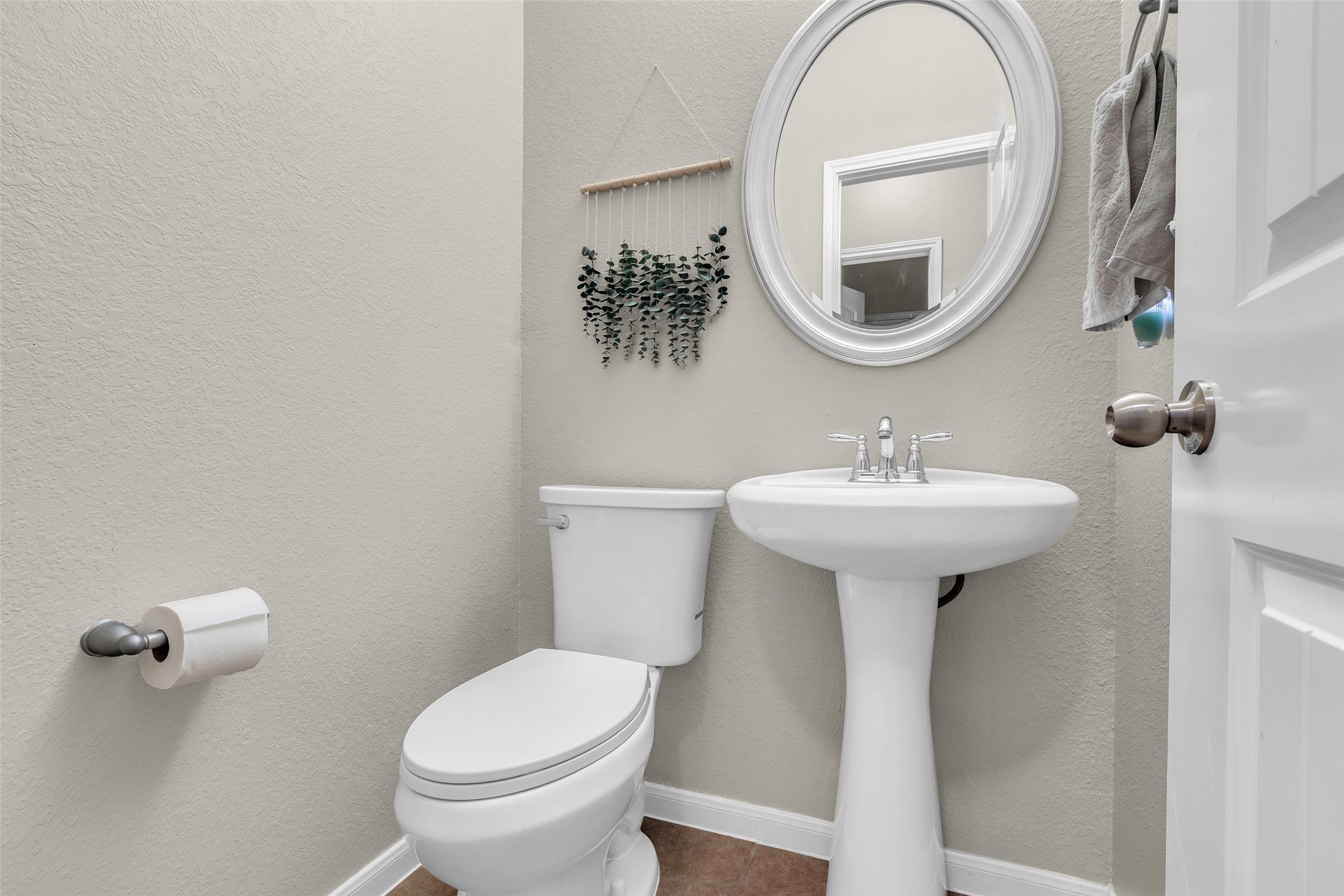 155 Magnolia Grove Lane Conroe, TX 77384 - Photo 14 of 25 Guest bathroom on the 1st floor.