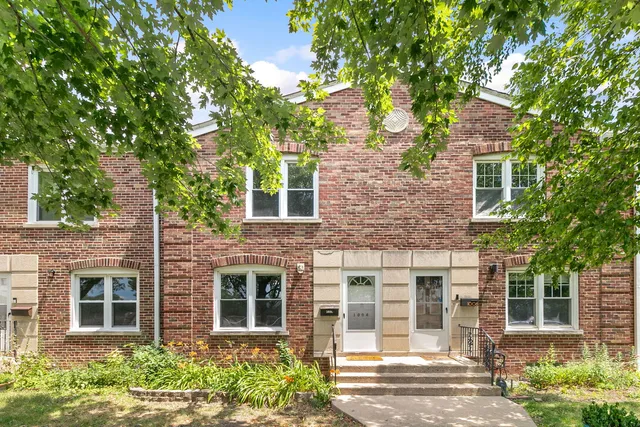 $2,300 | 1004 South Taylor Avenue, Oak Park, IL 60304