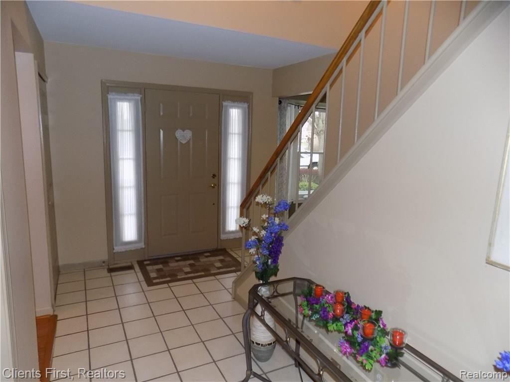 46823 Doubletree Road Canton, MI 48187 - Photo 5 of 74 FOYER