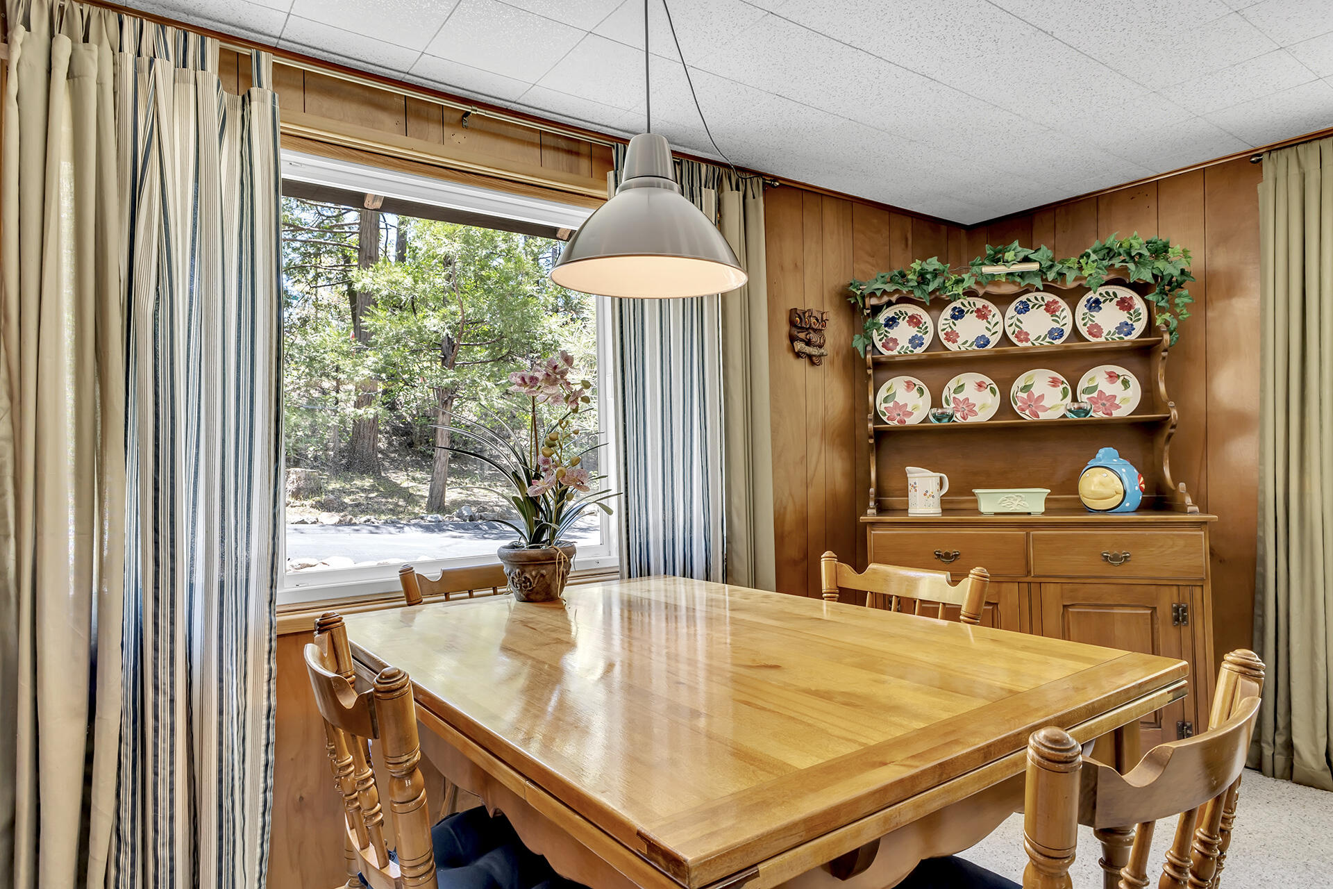 26975 Idyllwild Road Idyllwild, CA 92549 - Photo 17 of 65 a dining room with a table and chairs