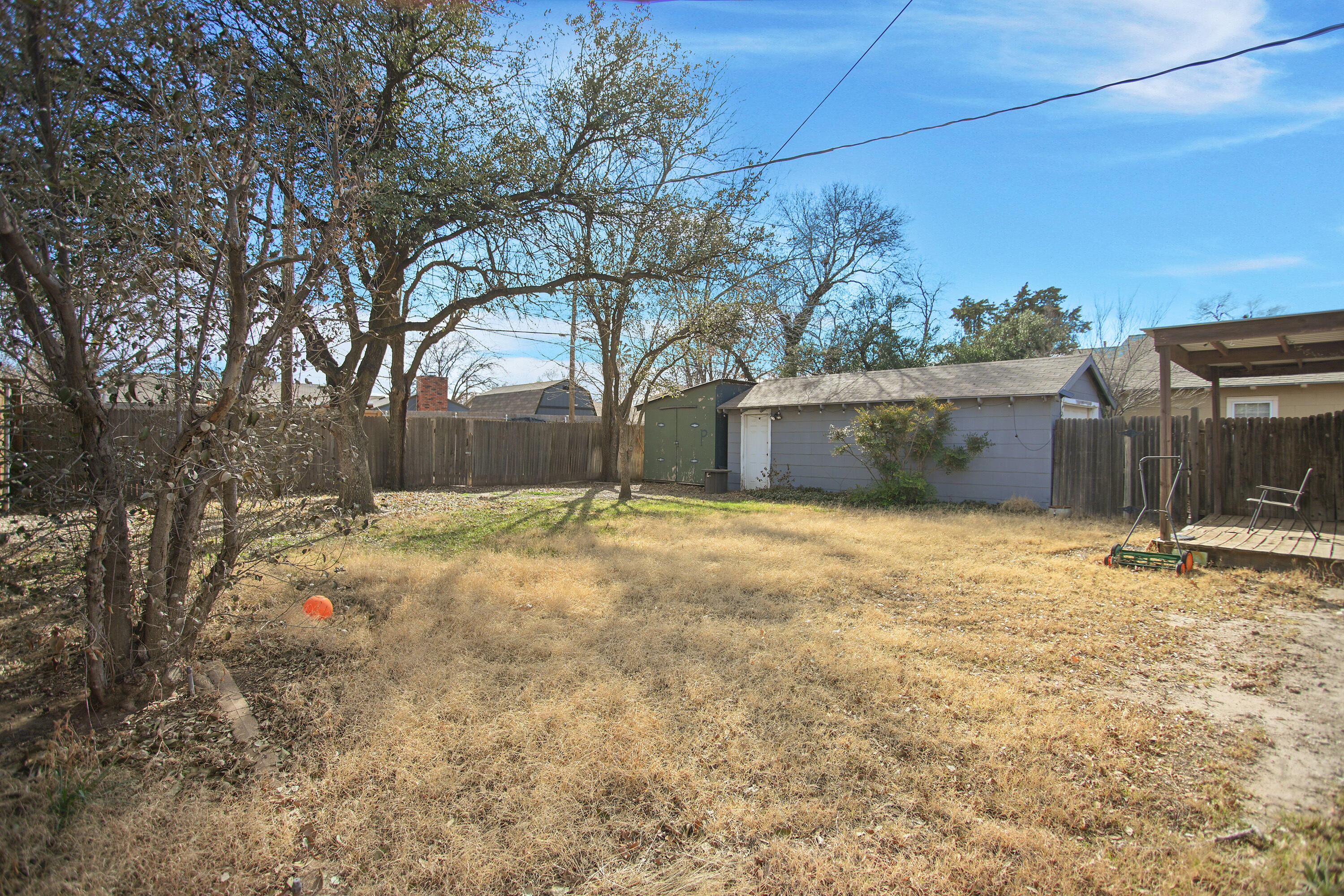 3013 28th Street Lubbock, TX 79410 - Photo 36 of 38 a backyard of a house