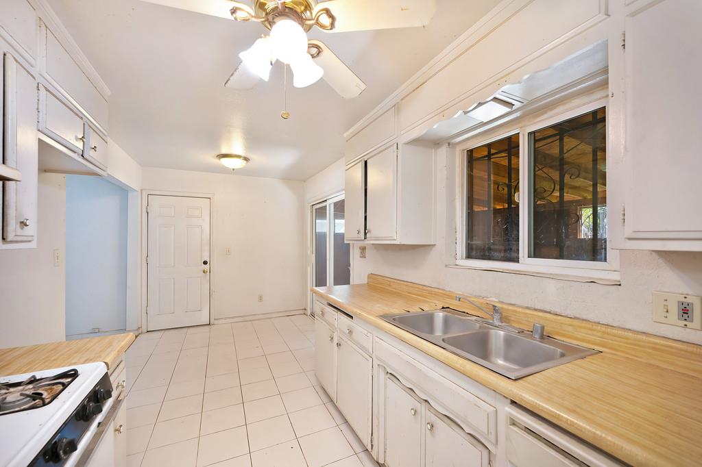 7580 Bellini Way Sacramento, CA 95828 - Photo 18 of 34 a kitchen with a sink and a stove