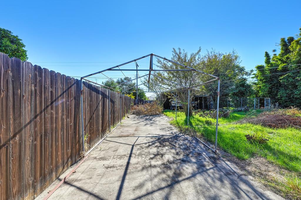 7580 Bellini Way Sacramento, CA 95828 - Photo 28 of 34 a view of a backyard with wooden fence