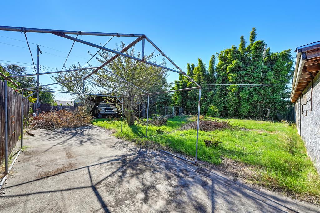 7580 Bellini Way Sacramento, CA 95828 - Photo 29 of 34 a view of a backyard with plants and a backyard