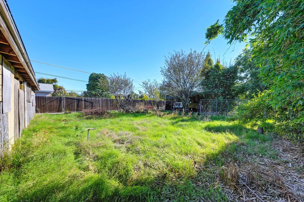 7580 Bellini Way Sacramento, CA 95828 - Photo 30 of 34 a view of yard with green space and wooden fence