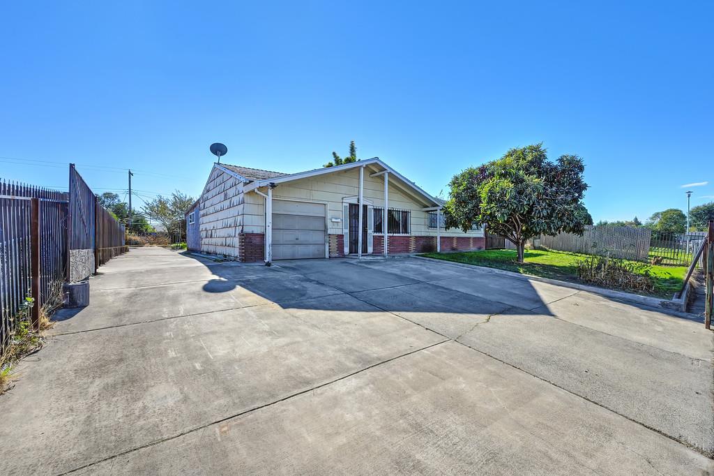 7580 Bellini Way Sacramento, CA 95828 - Photo 3 of 34 a view of a house with a yard