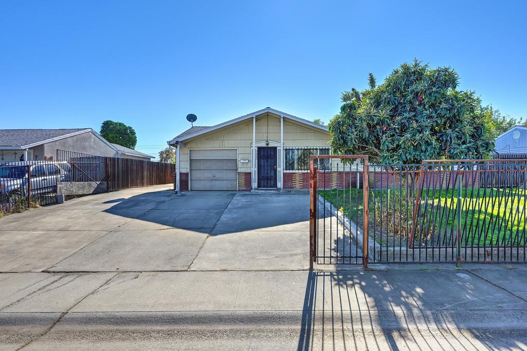 7580 Bellini Way Sacramento, CA 95828 - Photo 4 of 34 a view of a roof deck with table and chairs