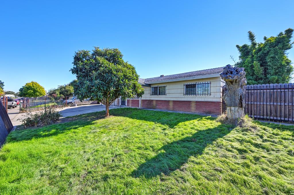 7580 Bellini Way Sacramento, CA 95828 - Photo 6 of 34 a view of yard with green space