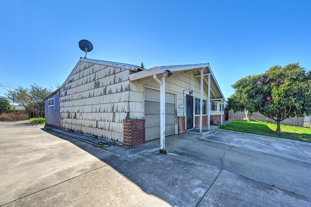 7580 Bellini Way Sacramento, CA 95828 - Photo 7 of 34 a view of a house with a yard