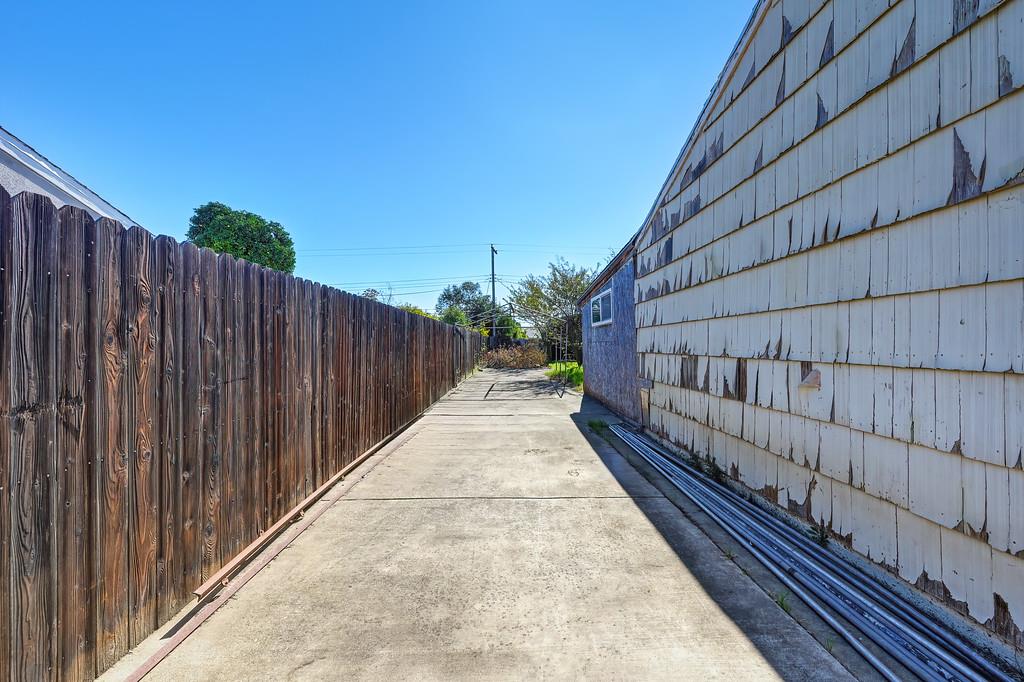 7580 Bellini Way Sacramento, CA 95828 - Photo 8 of 34 a view of balcony with wooden floor