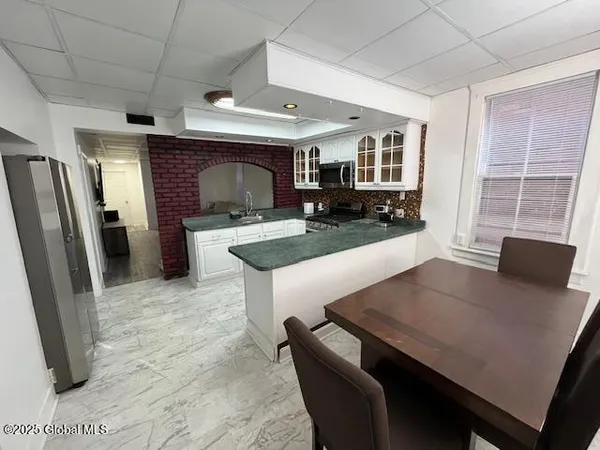 $1,850 | 189 Hill Street, Unit 2, Troy, NY 12180