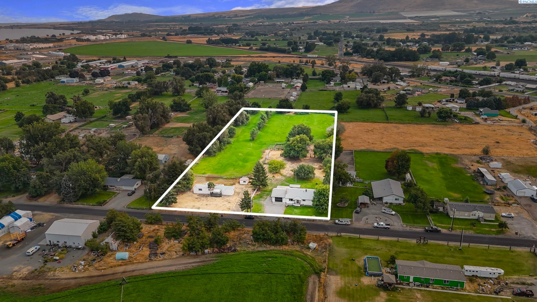 228105 East Game Farm Road Kennewick, WA 99337 - Photo 1 of 29 Gallery Image 1