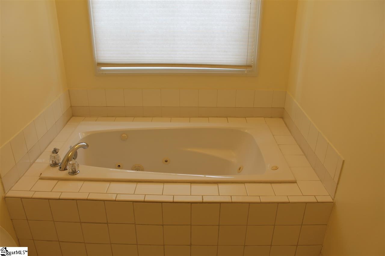406 Mapleton Drive Greenville, SC 29607 - Photo 8 of 15