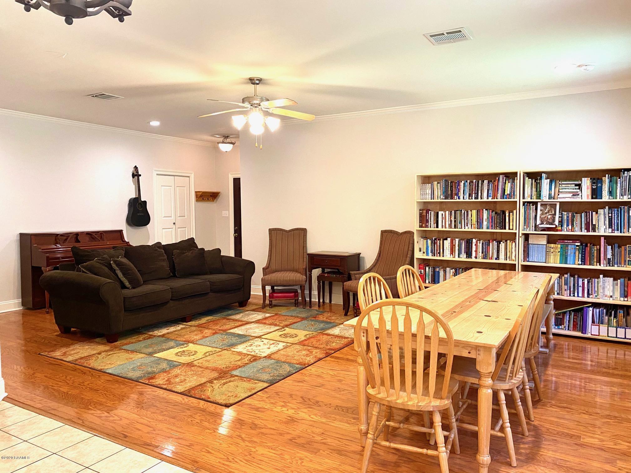 100 Attakapas Road Lafayette, LA 70501 - Photo 7 of 25 Living Room