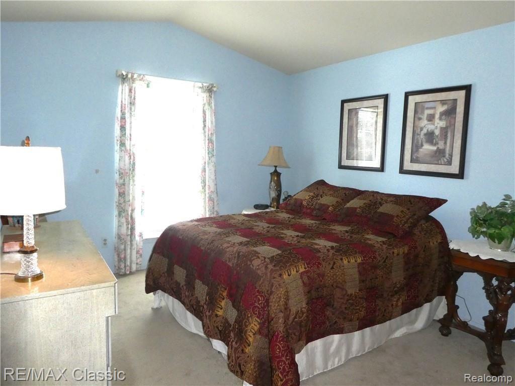140 Pine Tree Ridge, Unit 3 Waterford, MI 48327 - Photo 5 of 9 Master bedroom with cathedral ceilings and a walk-in closet.