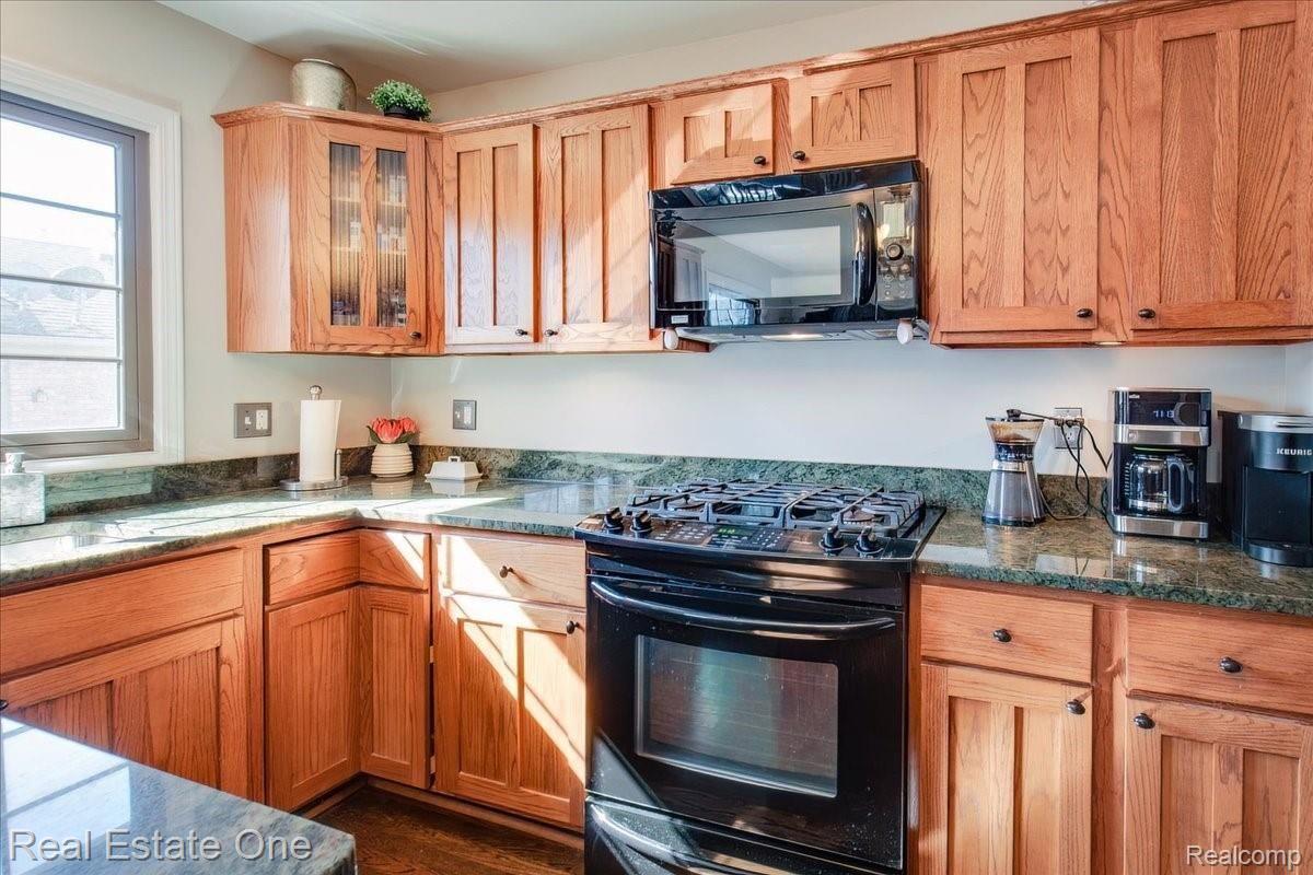 451 Lake Forest Road Rochester, MI 48309 - Photo 30 of 97 Kitchen with all applinaces