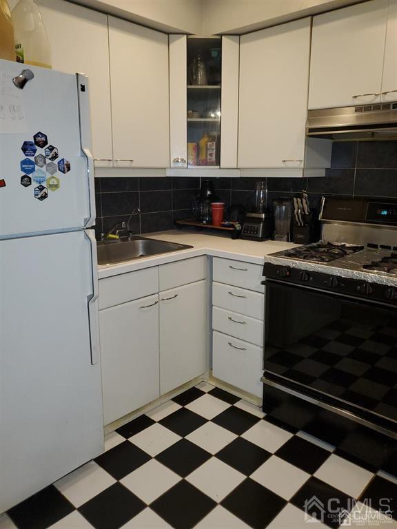 18 Judson Street, Unit 3A Edison, NJ 08837 - Photo 3 of 13 a kitchen with a stove a sink and cabinets