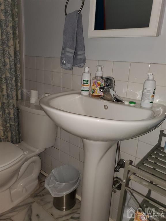 18 Judson Street, Unit 3A Edison, NJ 08837 - Photo 7 of 13 a bathroom with a sink and a toilet