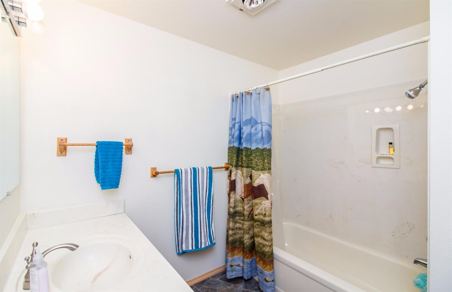 1257 Neil Creek Road Ashland, OR 97520 - Photo 21 of 34 Full bath in hallway