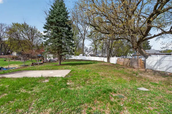 a view of yard with trees