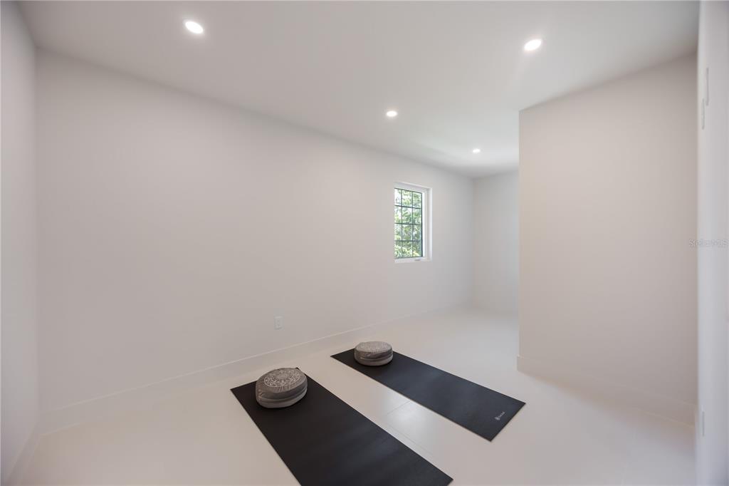 2596 Floyd Street Sarasota, FL 34239 - Photo 37 of 84