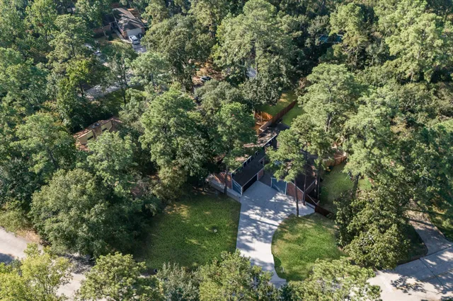 $449,000 | 33 Crystal Lake Lane, The Woodlands, TX 77380