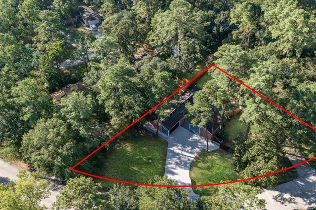 $449,000 | 33 Crystal Lake Lane, The Woodlands, TX 77380