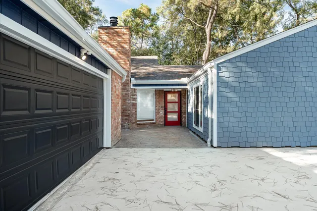 $449,000 | 33 Crystal Lake Lane, The Woodlands, TX 77380