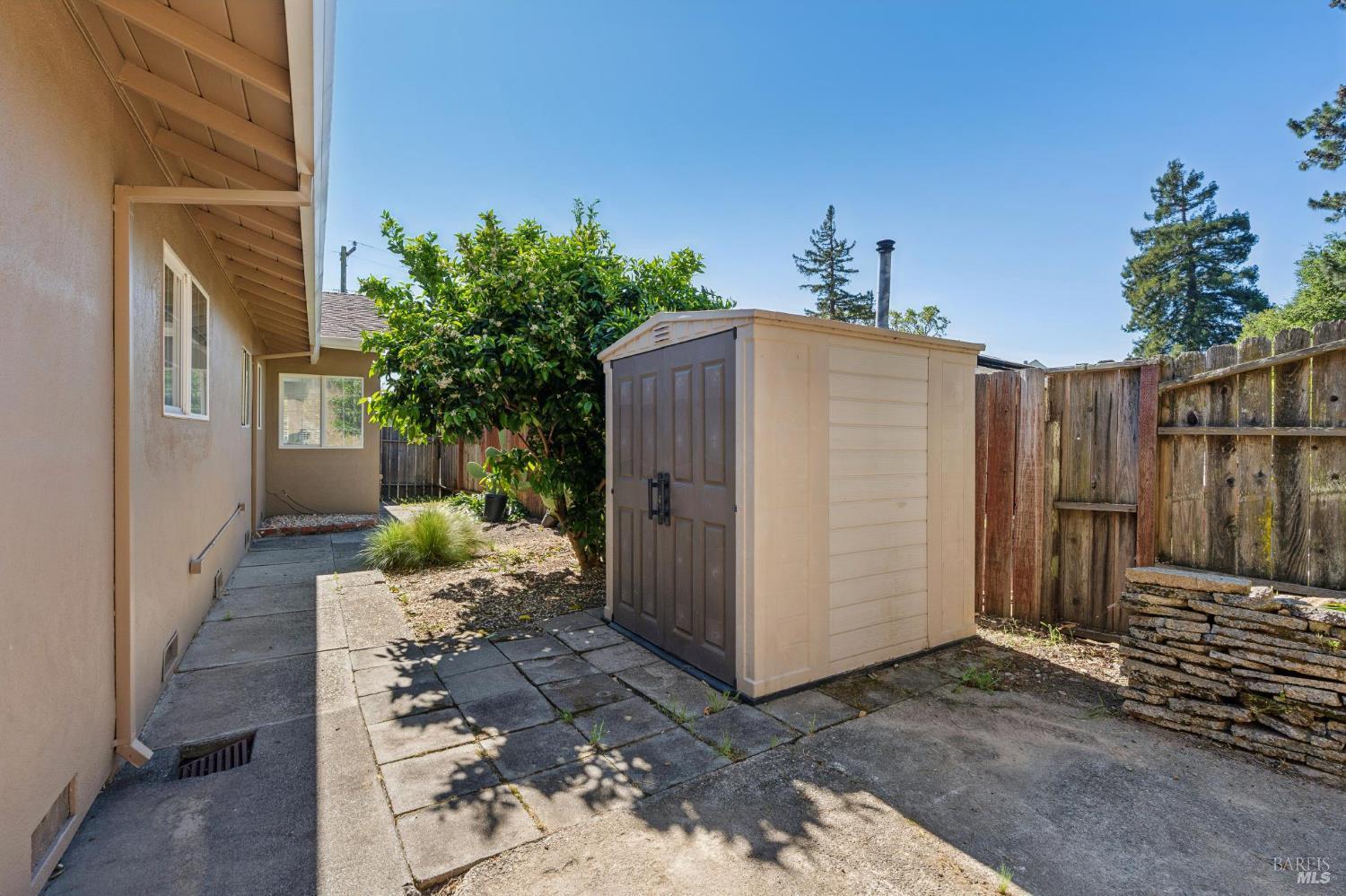 546 Pinewood Drive San Rafael, CA 94903 - Photo 49 of 52 a backyard of a house
