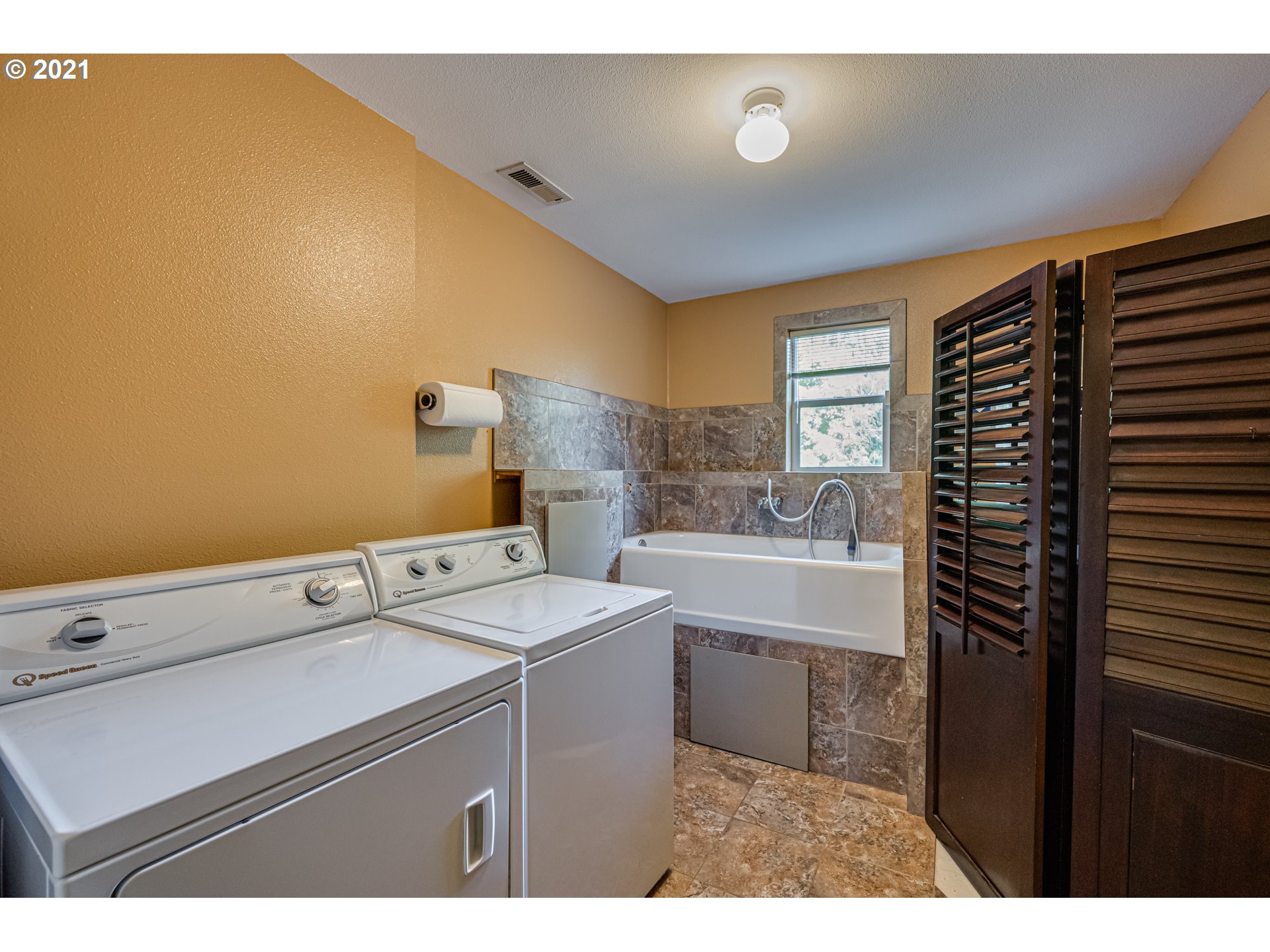 29010 Northwest 2nd Avenue Ridgefield, WA 98642 - Photo 27 of 32 a utility room with dryer and washer