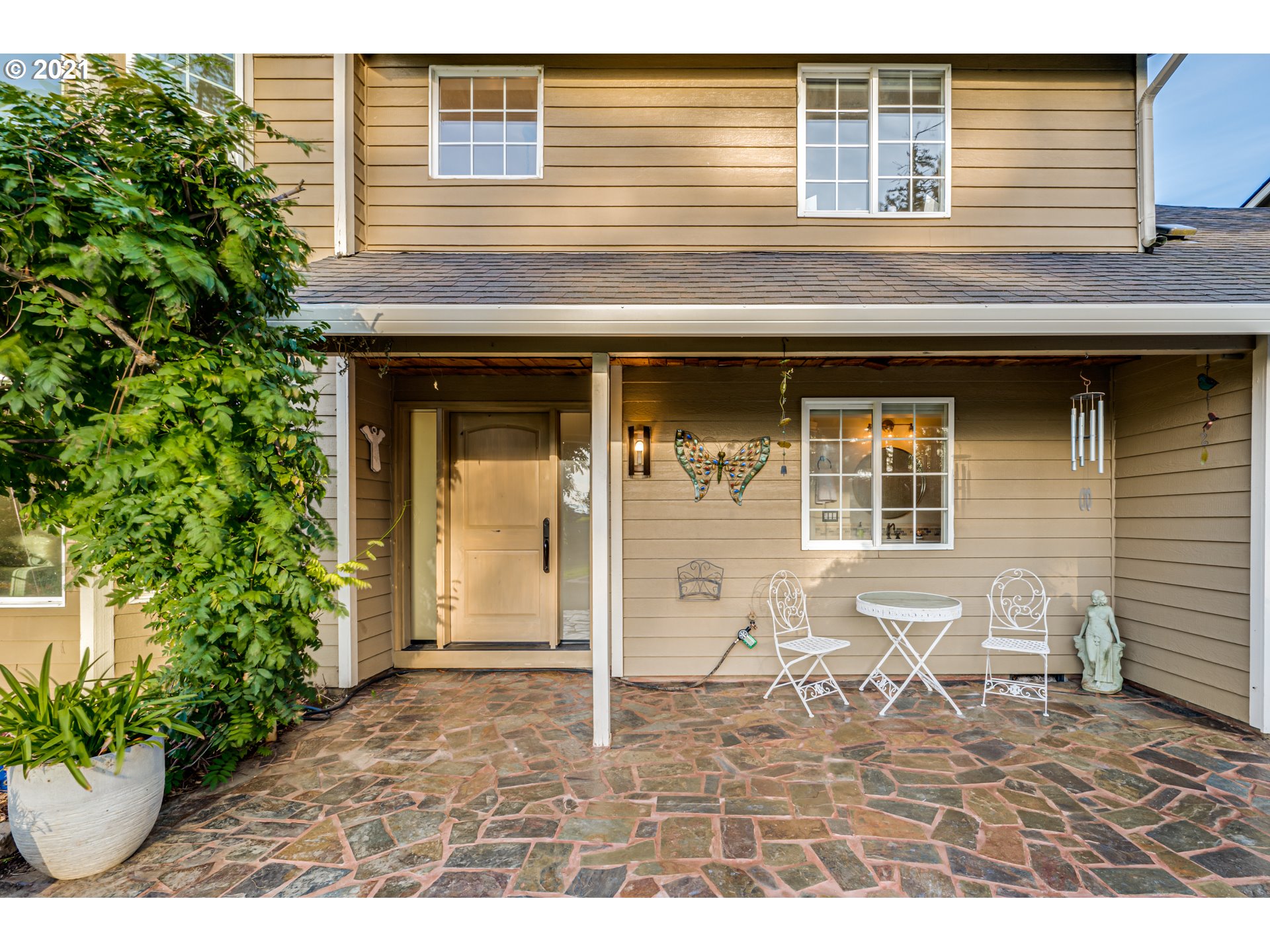 29010 Northwest 2nd Avenue Ridgefield, WA 98642 - Photo 4 of 32 a view of a patio with table and chairs and potted plants
