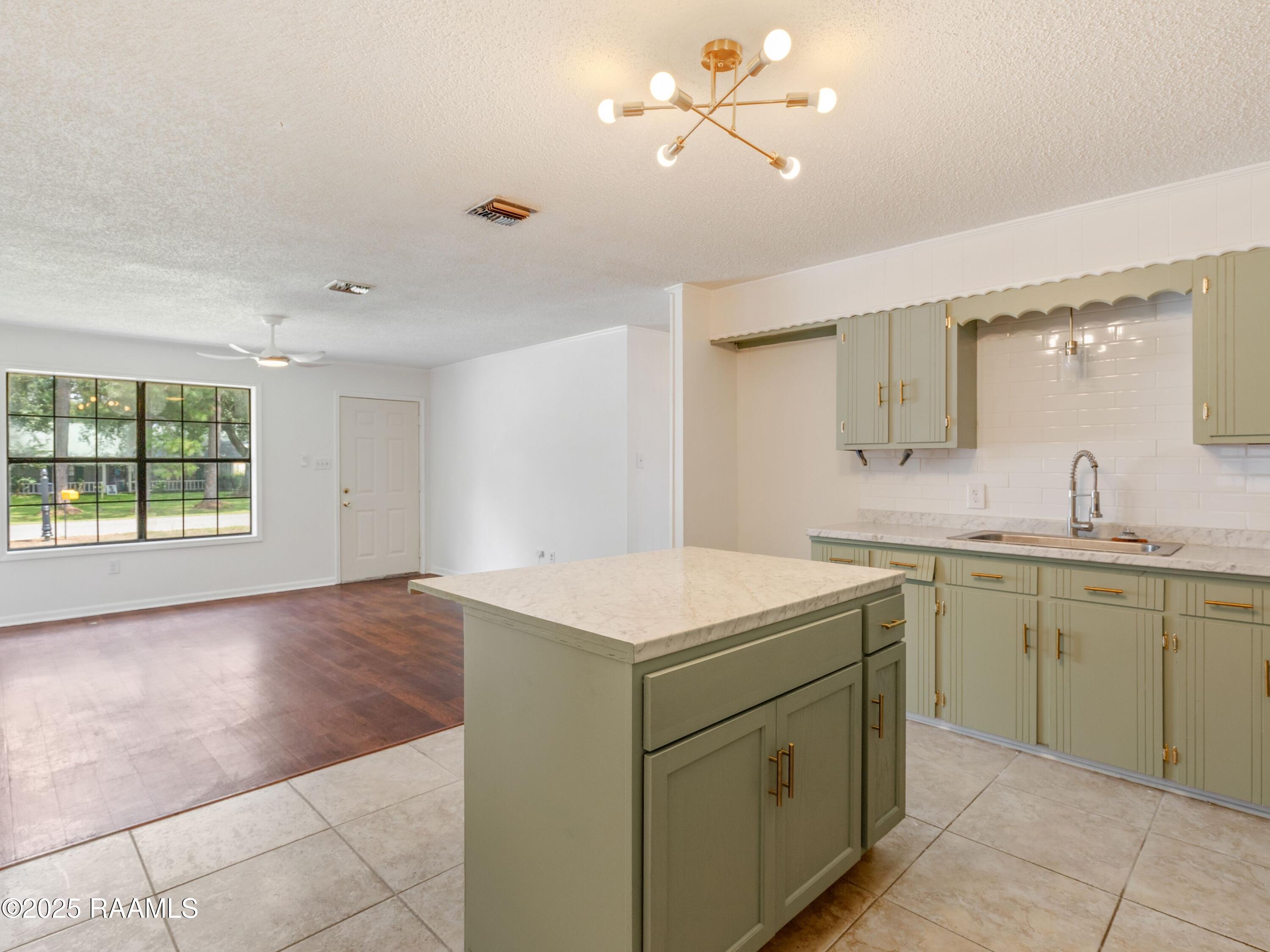 206 L Dubois Road New Iberia, LA 70560 - Photo 4 of 15 206 L DUBOIS LIVING 2