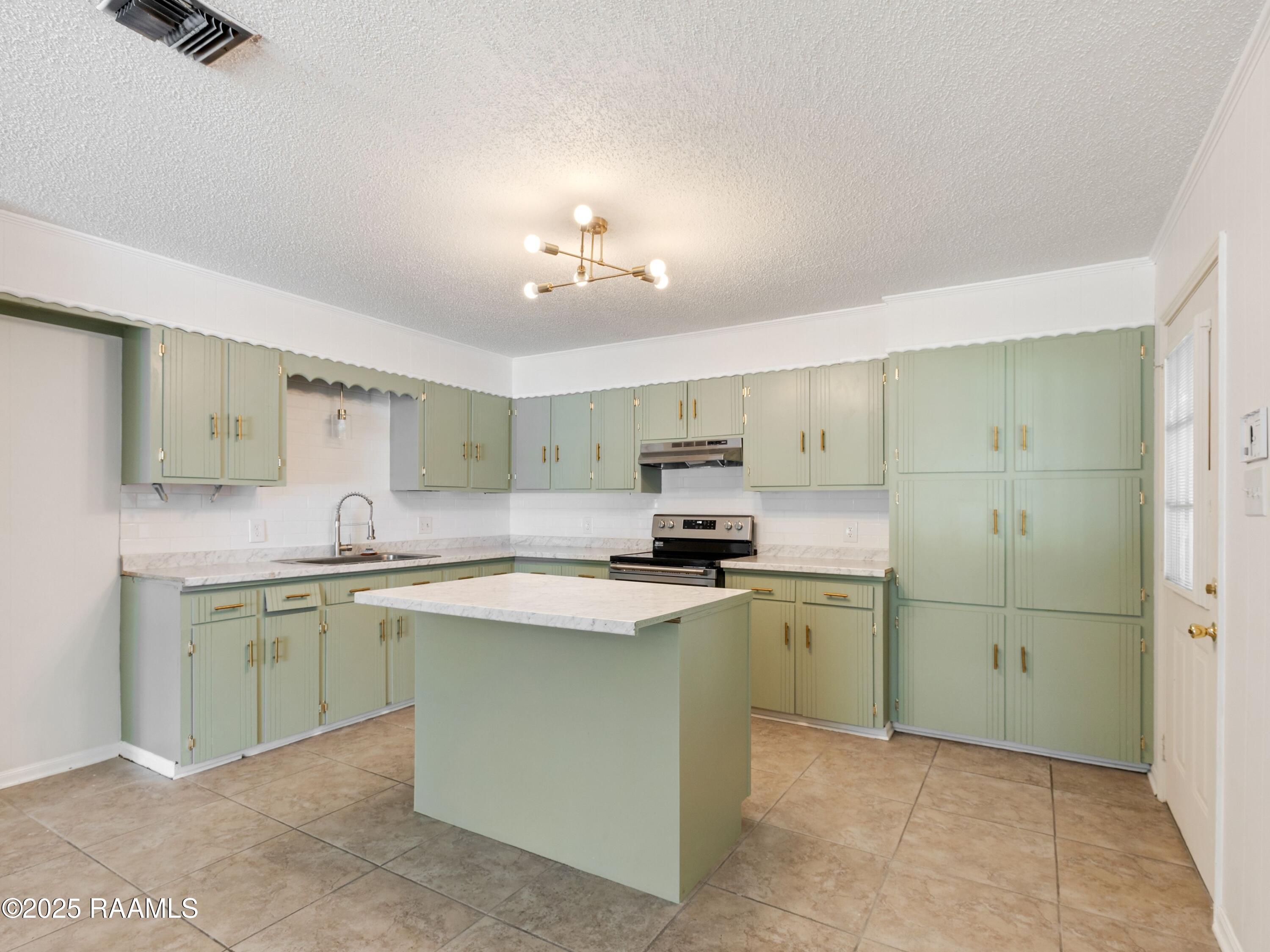 206 L Dubois Road New Iberia, LA 70560 - Photo 5 of 15 206 L DUBOIS KITCHEN 2