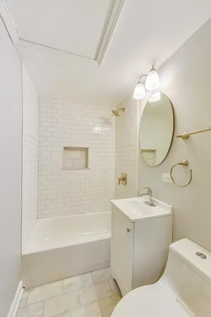 $2,400 | 2025 West Melrose Street, Unit 1R, Chicago, IL 60618