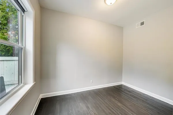 $2,400 | 2025 West Melrose Street, Unit 1R, Chicago, IL 60618