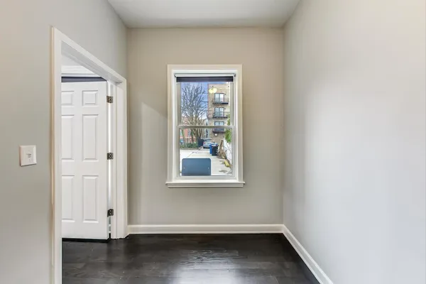 $2,400 | 2025 West Melrose Street, Unit 1R, Chicago, IL 60618