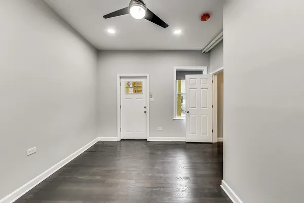 $2,400 | 2025 West Melrose Street, Unit 1R, Chicago, IL 60618