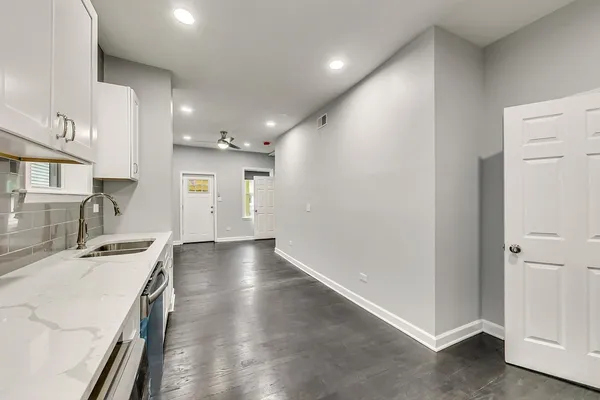 $2,400 | 2025 West Melrose Street, Unit 1R, Chicago, IL 60618