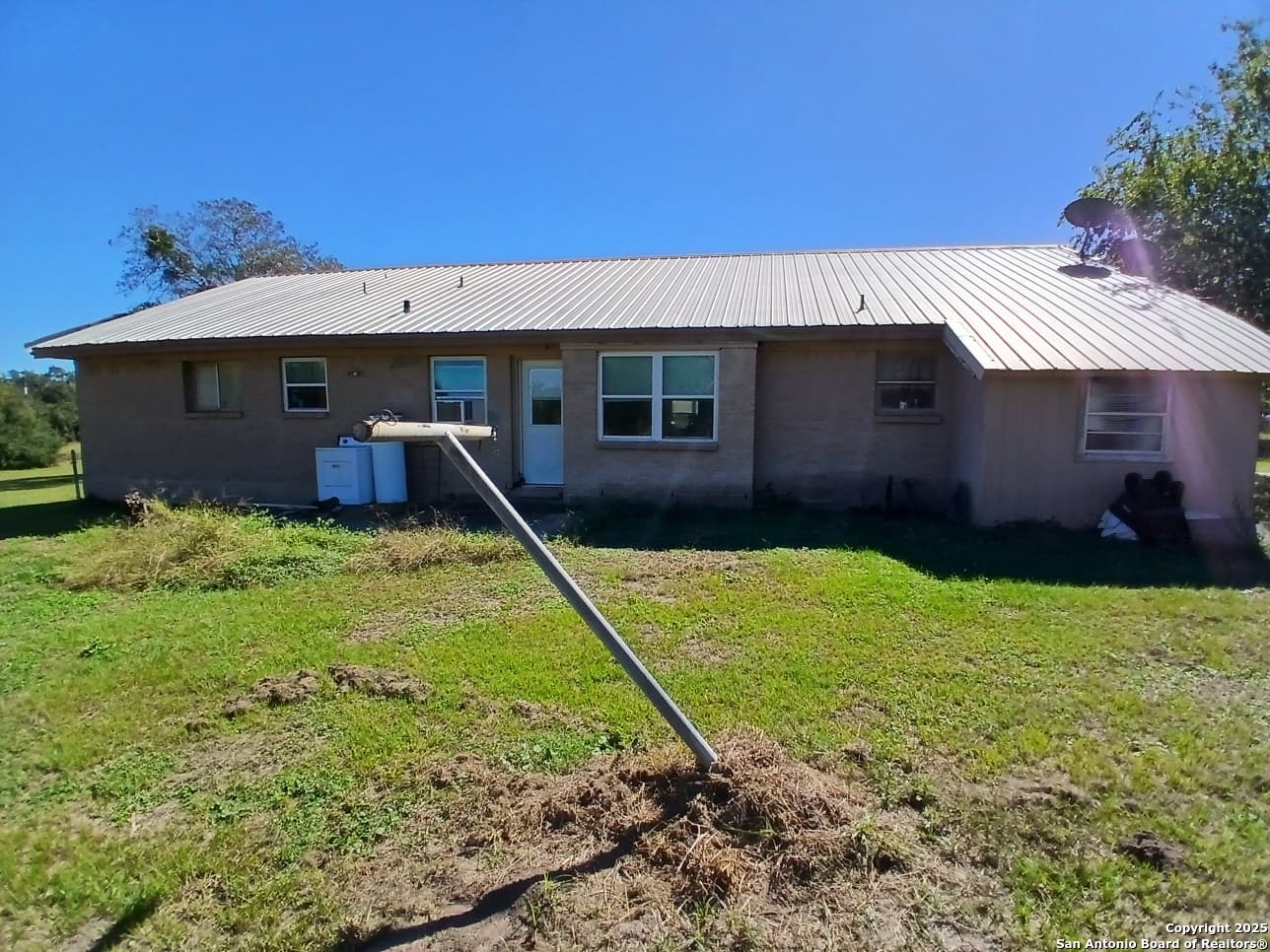706 Thomaston River Road Cuero, TX 77954 - Photo 5 of 46 a backyard of a house
