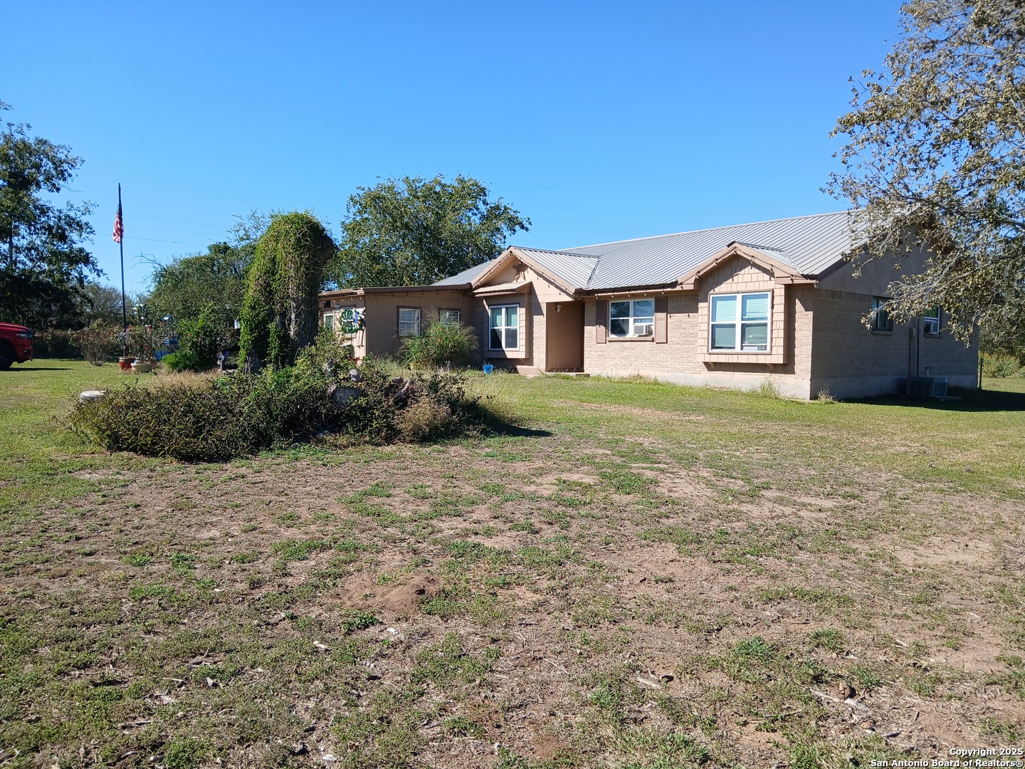 706 Thomaston River Road Cuero, TX 77954 - Photo 7 of 46 a front view of a house with a garden