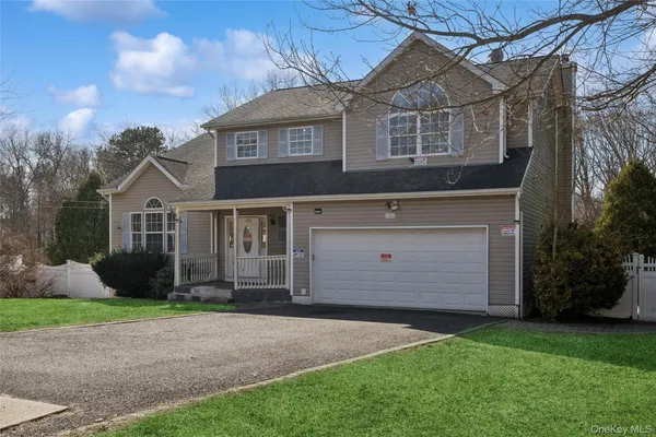 $625,000 | 6 1st Avenue, Holtsville, NY 11742