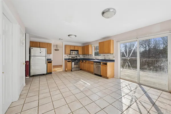 $625,000 | 6 1st Avenue, Holtsville, NY 11742