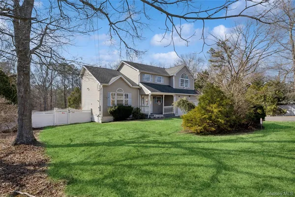 $625,000 | 6 1st Avenue, Holtsville, NY 11742