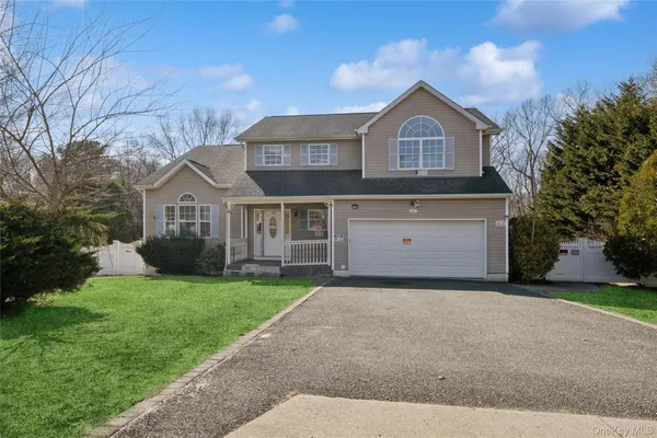$625,000 | 6 1st Avenue, Holtsville, NY 11742