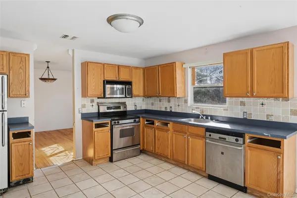 $625,000 | 6 1st Avenue, Holtsville, NY 11742